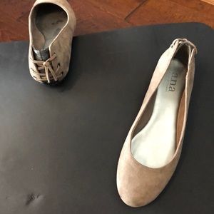 Ballet flats with embellishment at the heel